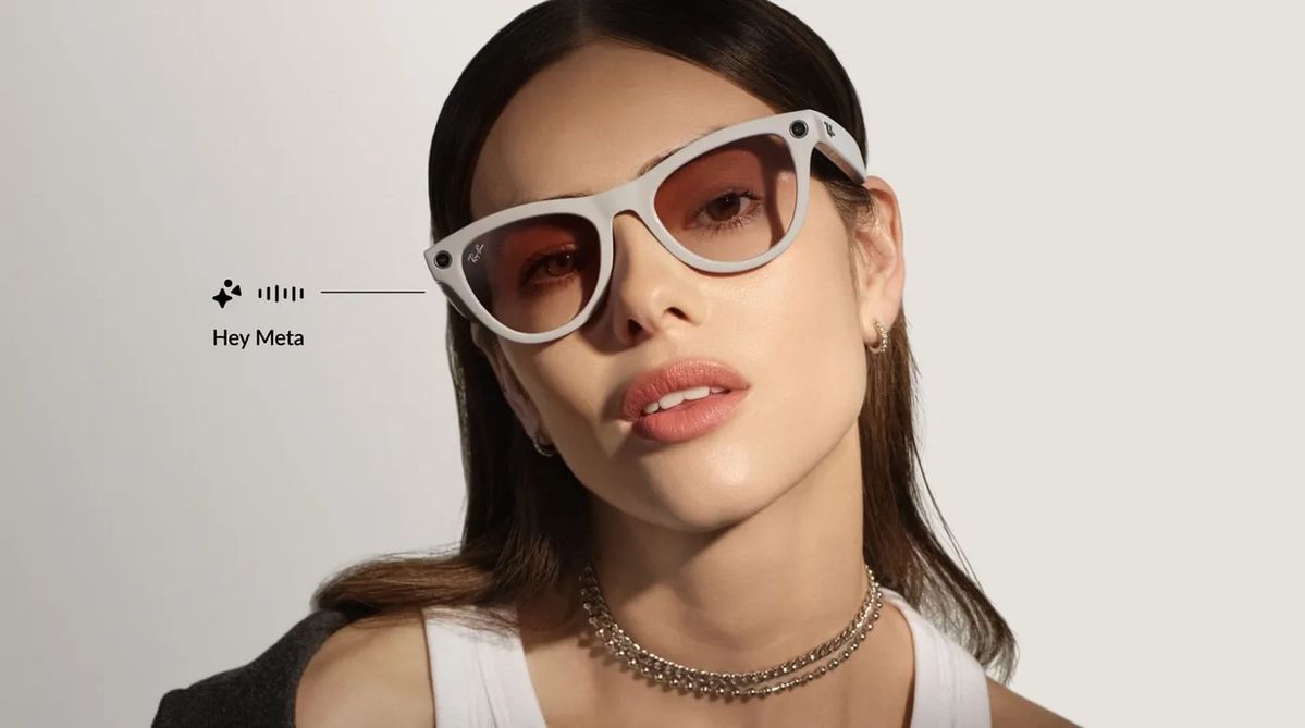 Woman wearing white smart glasses on fiiecogee shop